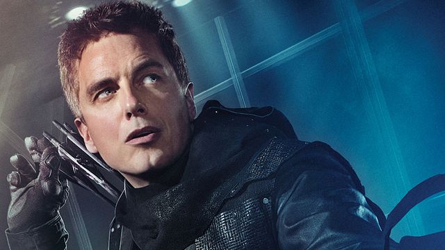 bild aus der news "Arrow", "The Flash" und "Legends Of Tomorrow": John Barrowman nun mit größerer Rolle in allen Serien
