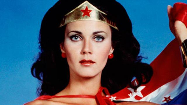bild aus der news "Supergirl" trifft "Wonder Woman": Erstes Foto von Wonder-Woman-Darstellerin Lynda Carter als US-Präsidentin