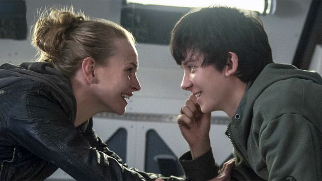 bild aus der news "Den Sternen so nah": Ein Marsianer verliebt sich im ersten deutschen Trailer zur Sci-Fi-Romanze in ein Erdenmädchen