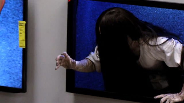 bild aus der news "Rings" in echt: Grusel-Girl Samara erschreckt Menschen im Elektromarkt