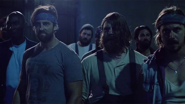 bild aus der news "Chuck Hank And The San Diego Twins": Blutiger Bandenkrieg im durchgedrehten ersten Teaser-Trailer zum Actioner