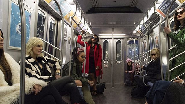 bild aus der news "Ocean’s Eight": Dieser Original-Gauner aus der "Ocean's"-Trilogie schaut bei Sandra Bullocks Diebinnen vorbei