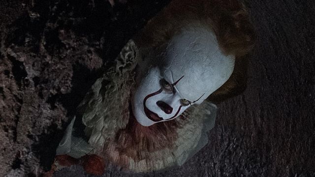 bild aus der news Exklusiv: Darum sieht Bill Skarsgårds Pennywise in Stephen Kings "Es" viel jünger aus als Tim Currys Version