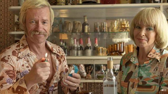 Drogen, Sex und ein toter Wal: Trailer zur 70er-Jahre-Komödie "Swinging Safari" mit Kylie Minogue und Guy Pearce