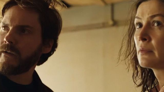 bild aus der news "Entebbe": Im ersten Trailer zum Thriller kapern Daniel Brühl und Rosamund Pike ein Flugzeug