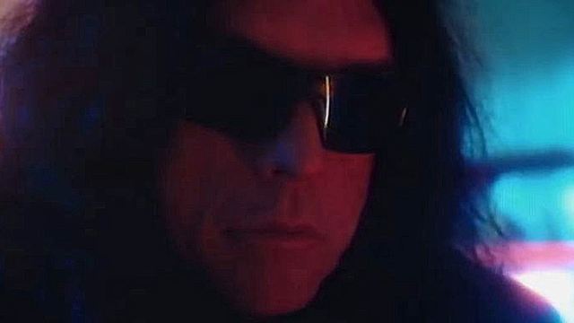 "The Room"-Kultstar Tommy Wiseau als Kopfgeldjäger im ersten Teaser zum Sci-Fi-Film "Scary Love"