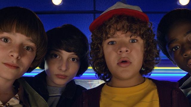 bild aus der news Zwei Schauspieler gucken ihre Sterbeszene im Teaser zur dritten Staffel "Stranger Things" 