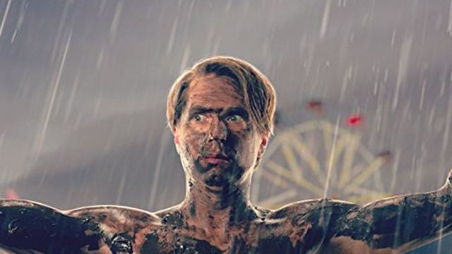 Brustwarzen-Piercing wider Willen: Trailer zur abgefahrenen Rockfestival-Komödie "The Festival"