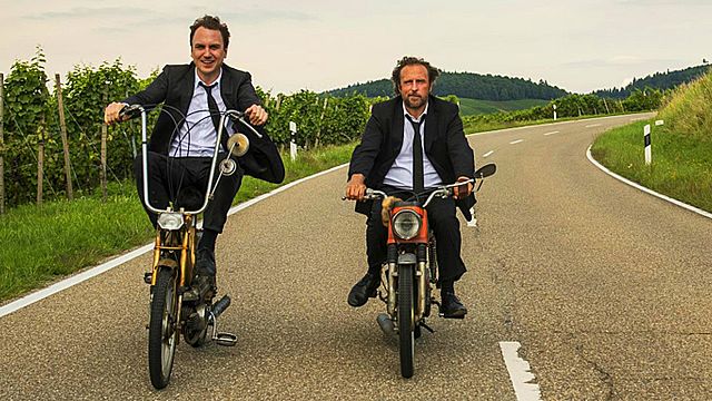 bild aus der news "Fick dich, Niedersachsen!": Neuer Trailer zur Road-Movie-Komödie "25 KM/H" mit Lars Eidinger und Bjarne Mädel