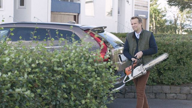 Höllische Nachbarn im deutschen Trailer zur schwarzen Komödie "Under the Tree"