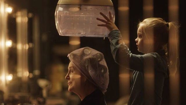 Demenz-Drama voller Hoffnung: Deutscher, bewegender Trailer zu "Romys Salon"