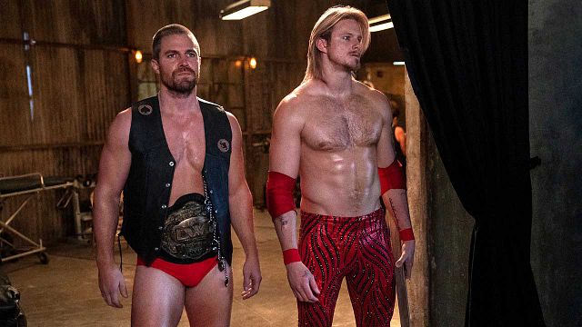 bild aus der news Erste Bilder zur neuen Serie: "Arrow" Stephen Amell und "Vikings"-Star Alexander Ludwig im Wrestler-Look