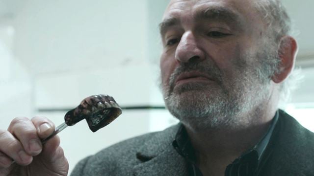 "Weißbier im Blut": Im Trailer zur Krimi-Komödie wird blutig gemordet und betrunken ermittelt
