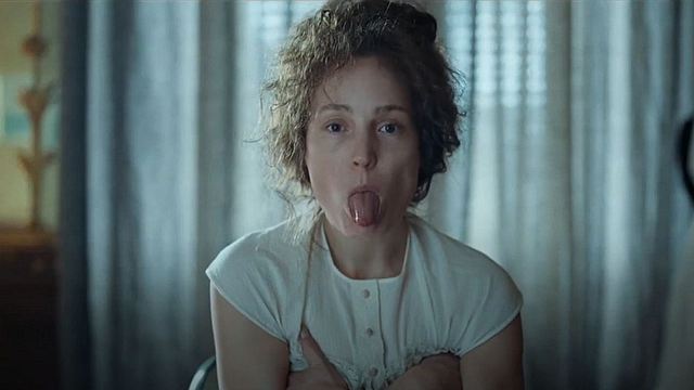 Zunge raus, Mittelfinger gestreckt: "Old"-Star Vicky Krieps rebelliert als Kaiserin Sisi im Trailer zu "Corsage"