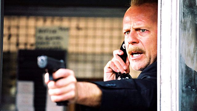 bild aus der news Heute laufen 2 der ungewöhnlichsten Bruce-Willis-Filme direkt hintereinander – viel mehr als nur coole Sprüche und Krawall!