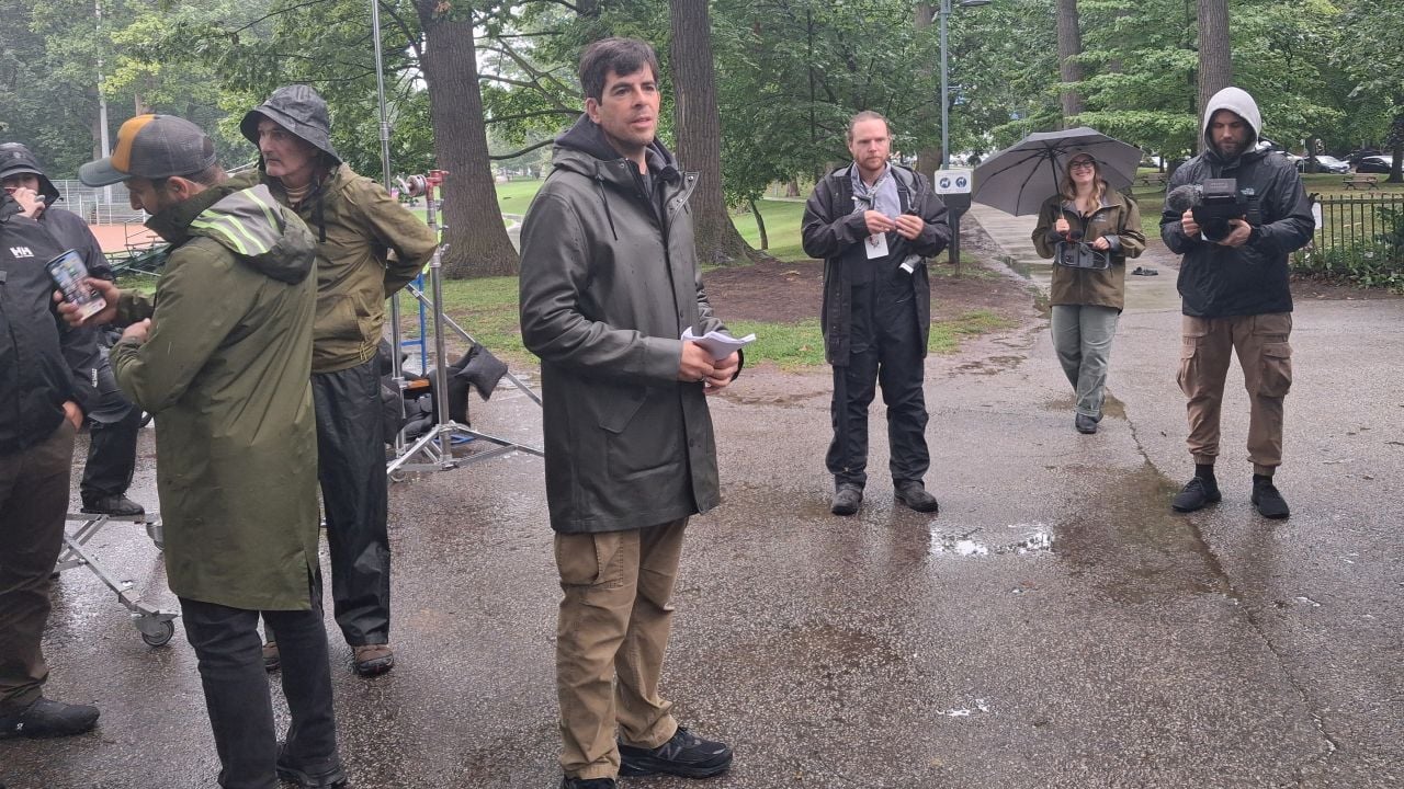Bestes Allwetter-Outfit: Eli Roth am Set.