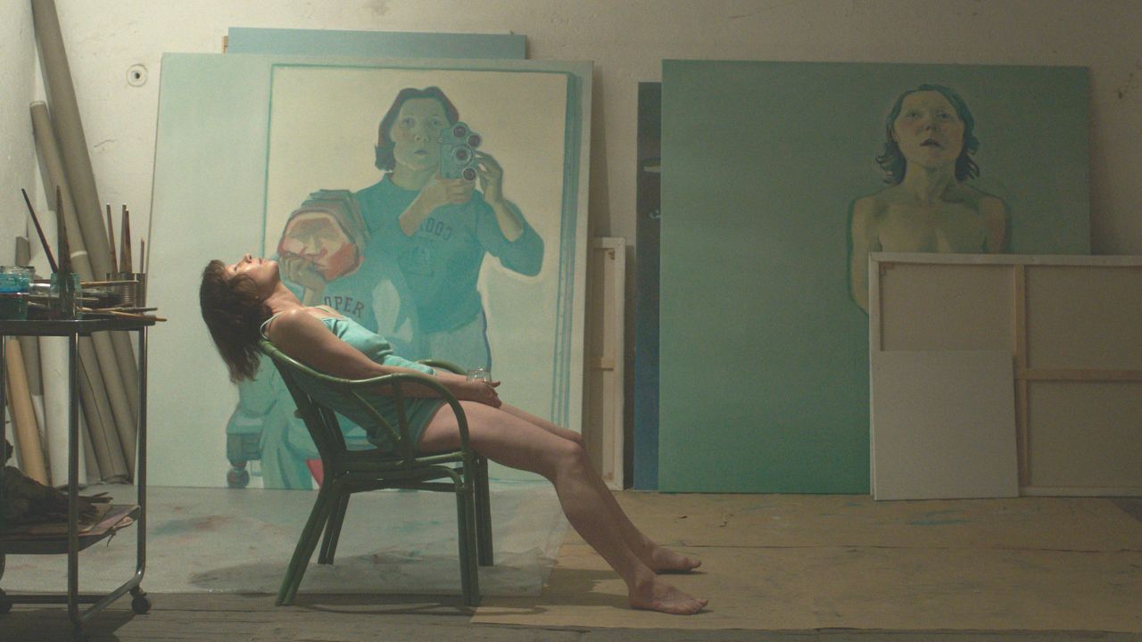 Der grüne Gartenstuhl spielt in der Arbeit von Maria Lassnig (Birgit Minichmayr) eine zentrale Rolle.