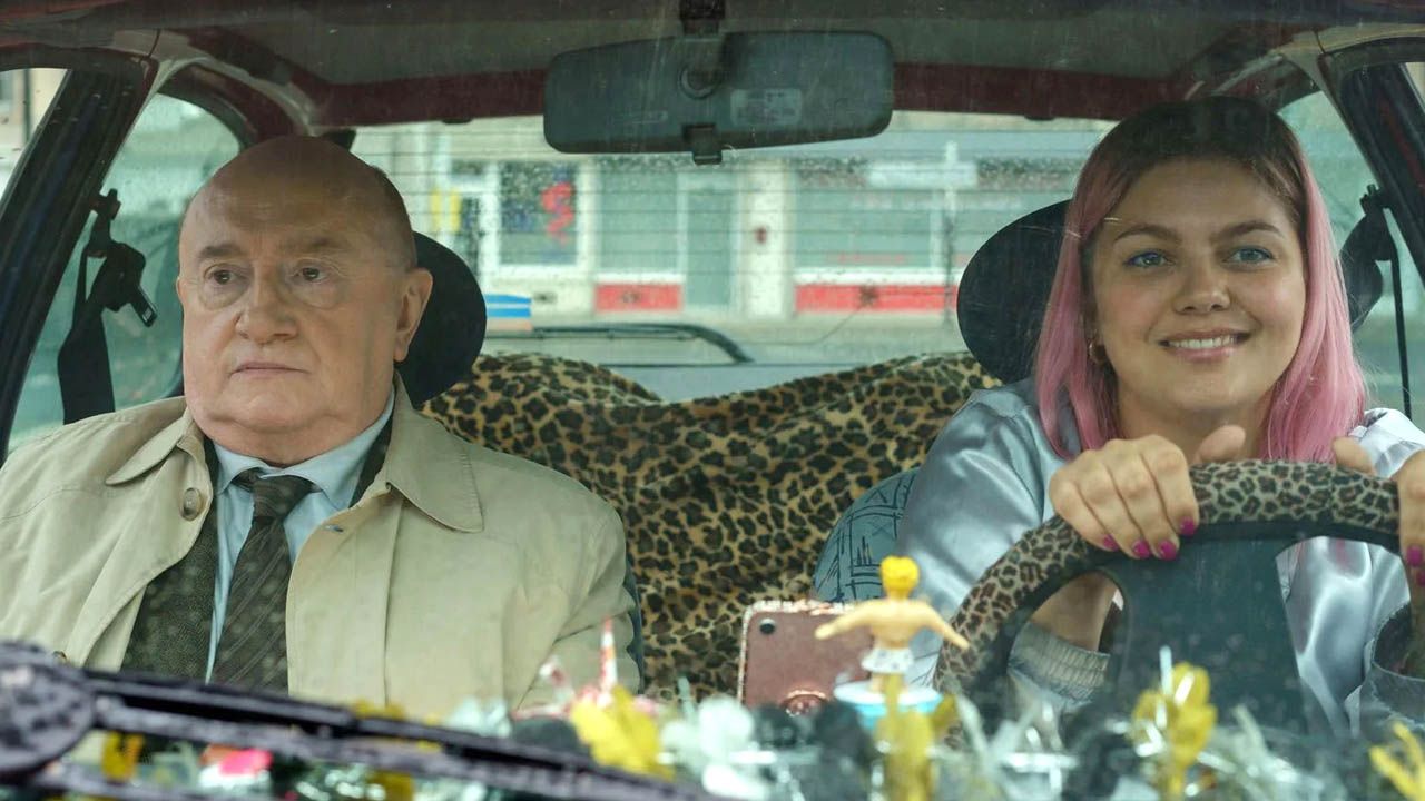 Strafrichter Gilles (Michel Blanc) hat seinen Führerschein verloren – und engagiert notgedrungen die gerade erst von ihm verurteilte Marine-Line (Louane Emera) als Chauffeurin.