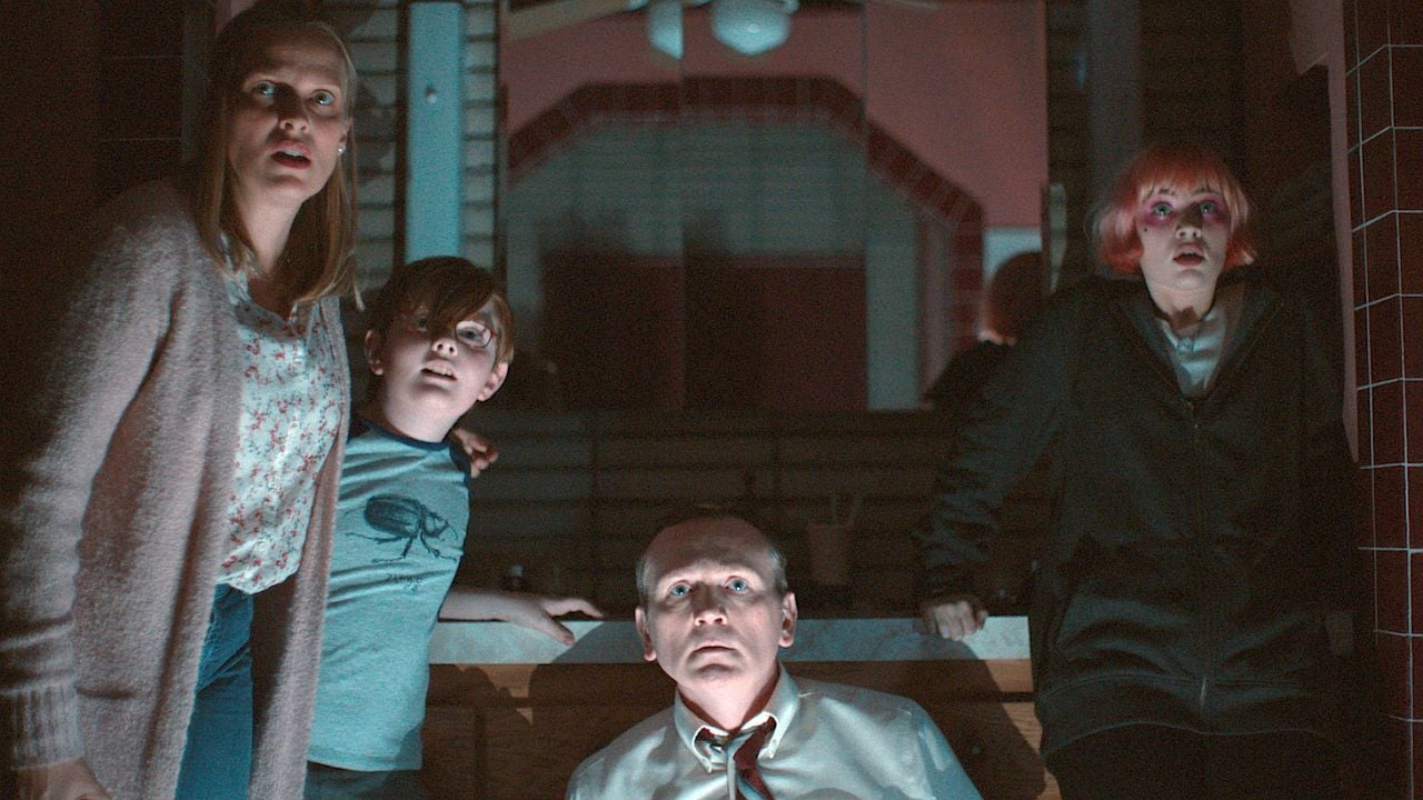 “The world is ending and we are locked in the toilet”: intense German trailer for the supernatural horror thriller “Shelter” “The world is ending and we are locked in the toilet”: intense German trailer for the supernatural horror thriller “Shelter”