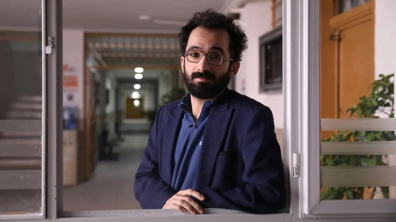 Noch steht er hoffnungsfroh vor dem Beamten – aber sein Anliegen wird zu einem absurden Dialog kafkaesker Ausmaße ausufern!