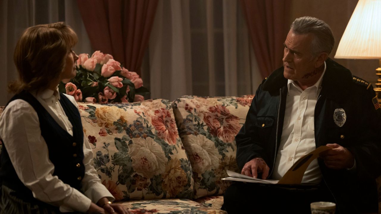 Die ultrareligiöse Tracy (Anna Camp) versucht Polizei-Chef Ben (Bruce Campbell) von ihren kruden Theorien zu überzeugen