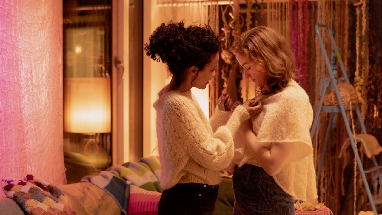 Johanne (Ella Øverbye) hat sich ganz fürchterlich in ihre Lehrerin Johanna (Selome Emnetu) verknallt.