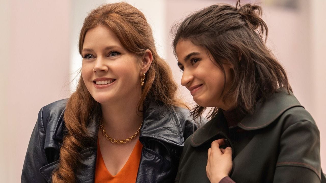Josie (Mia Tharia) muss ihre Mutter Chrissy (Amy Adams) erst mal überreden, bis diese einwilligt, Klara zu kaufen.