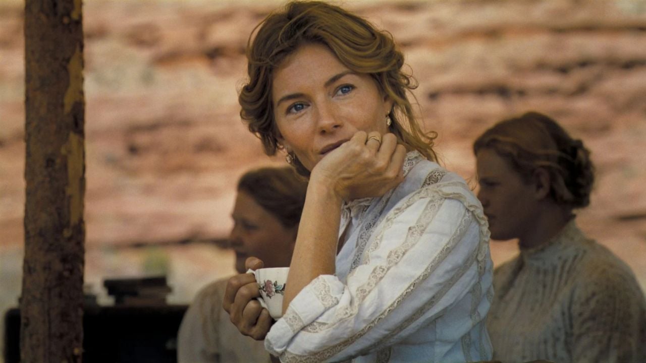 Frances Kittredge (Sienna Miller) bleibt wenig Zeit, um den Tod von Ehemann und Sohn zu betrauern – sie muss jetzt alles tun, um ihre überlebende Tochter zu beschützen.