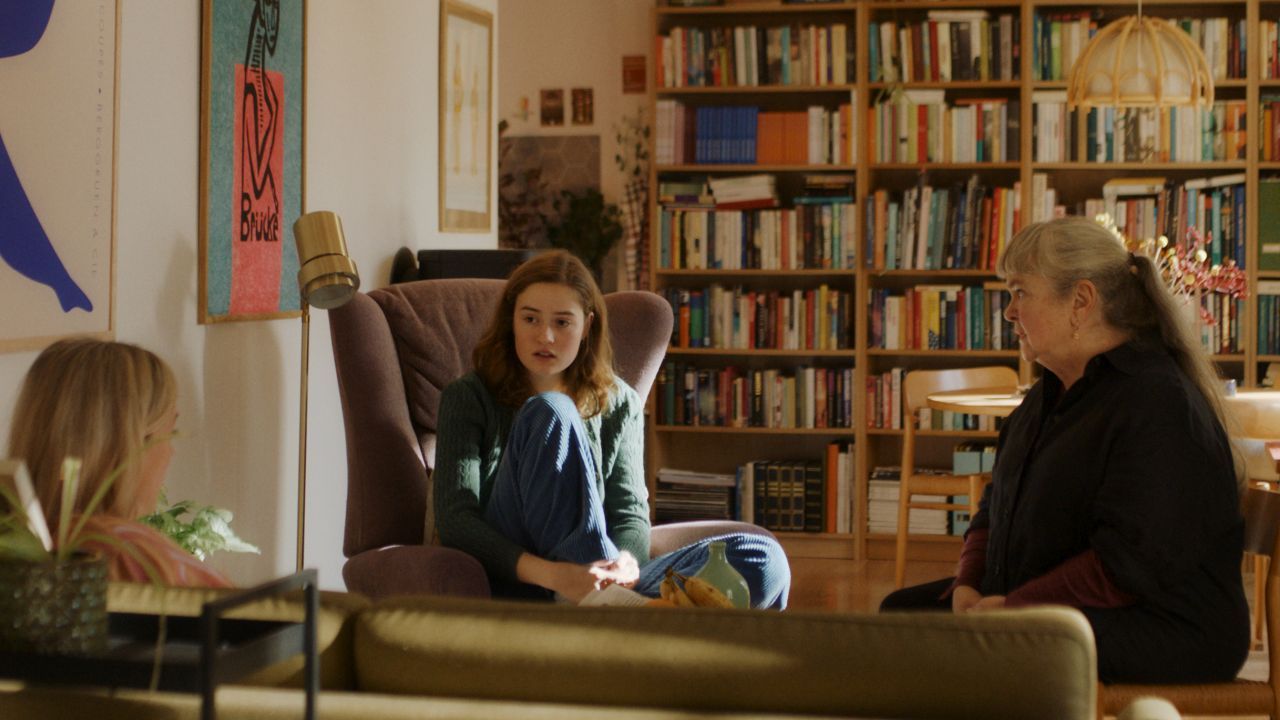 Johanne diskutiert mit ihrer Mutter und Großmutter, ob man ihr Manuskript nicht vielleicht sogar als Buch veröffentlichen sollte?