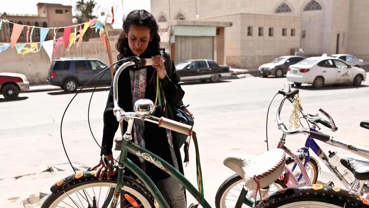 Wadjda (Waad Mohammed) und ihr Traum-Fahrrad