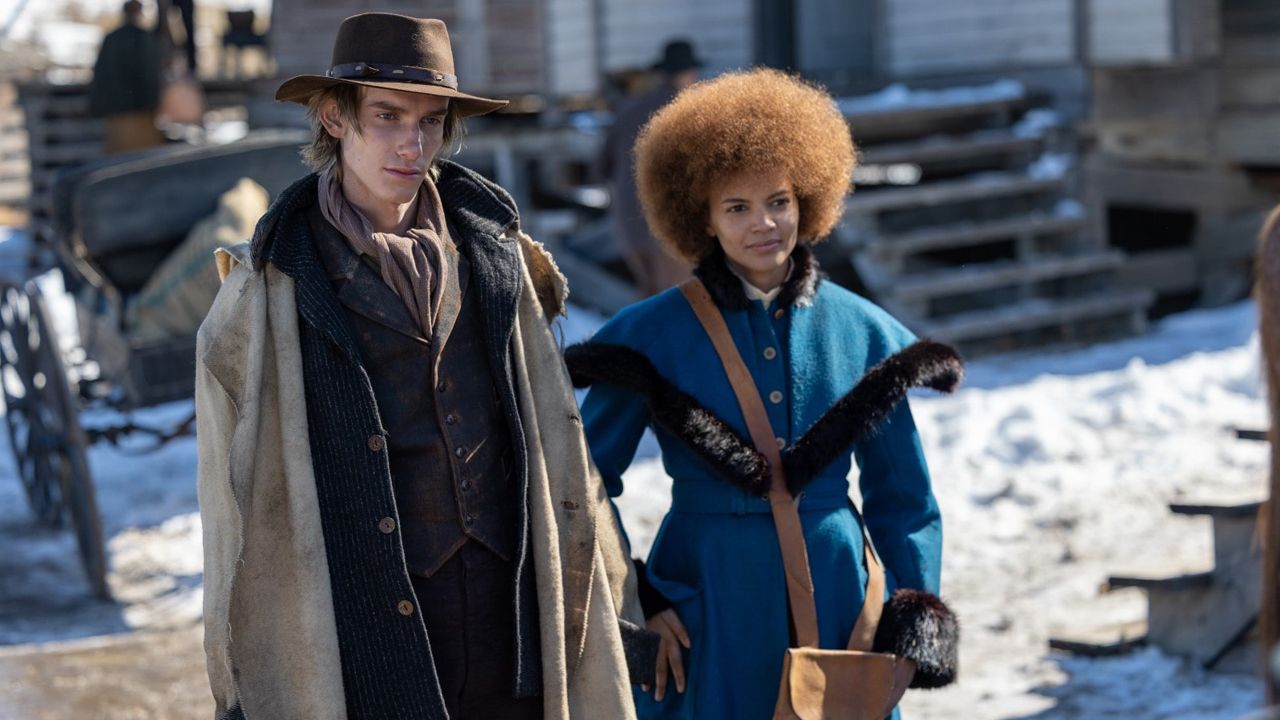 Levon Hawke und Leslie Grace in 