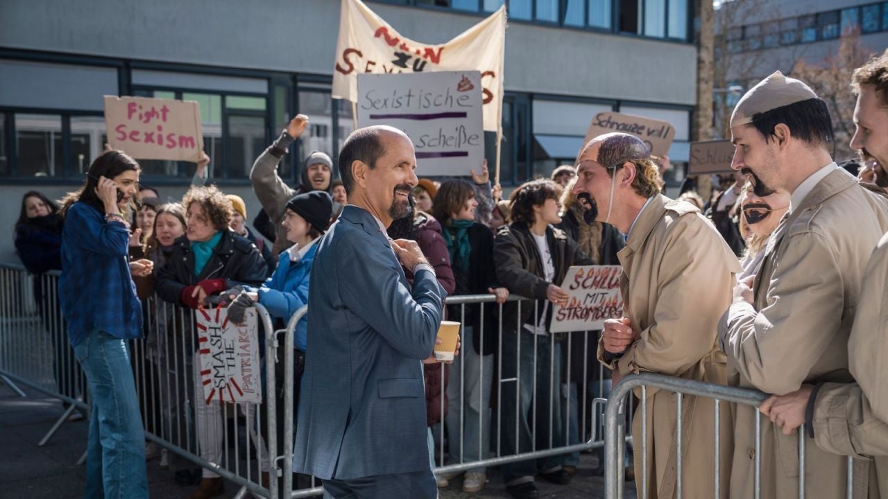 Da werden Erinnerungen an den „Joker“ wach: Bernd Stromberg und seine übrigens nicht nur aus Männern bestehende Fanboy-Schar…