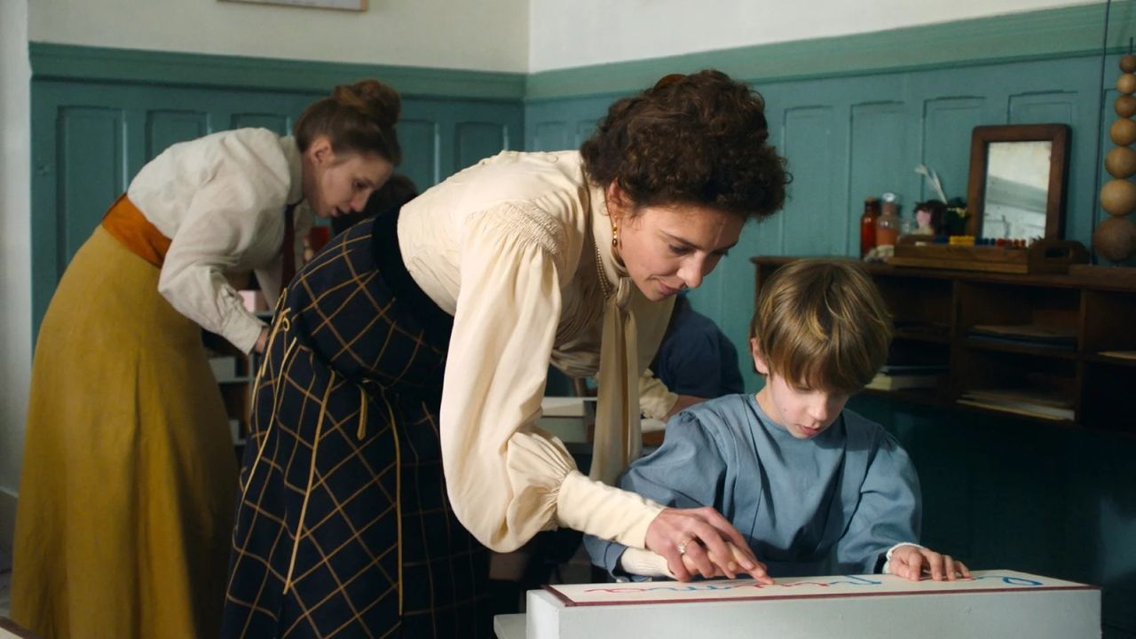 Neben ihrer Arbeit in einem Heim für Kinder mit Behinderungen entwickelt Maria Montessori (Jasmine Trinca) auch noch bahnbrechende Pädagogik-Konzepte.