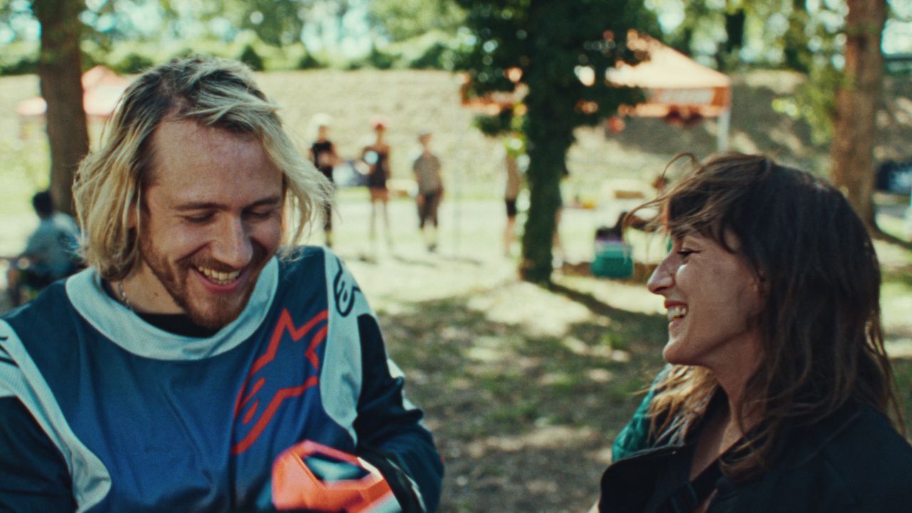 Zum Glück ist „Leave One Day“ keiner dieser Simplicissimus-Filme, in denen die Hauptfigur einfach nur erkennt, dass es zu Hause doch am schönsten ist – und dann ist Happy End und fertig.