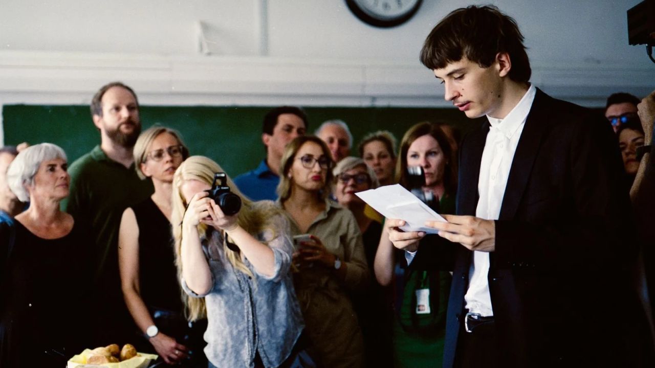 Wegen einer vergessenen Anstecknadel und einer motivlosen Totalverweigerung wird Abel (Adonyi-Walsh Gáspár) plötzlich zum Gegenstand einer gewaltigen Medienkampagne.