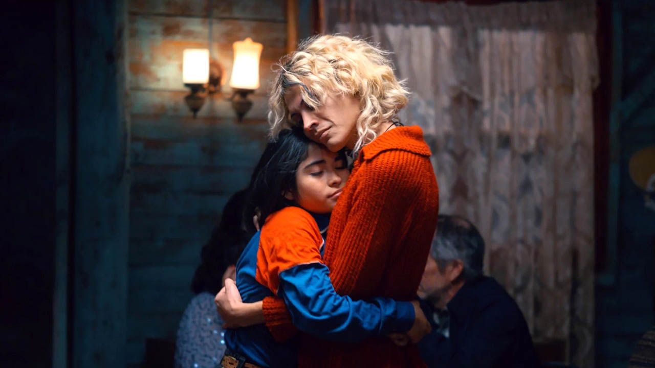 Die 11-jährige Lidia (Tamara Cortés) hat in der queeren Community um trans Frau Flamingo (Matías Catalán) eine Ersatzfamilie gefunden.