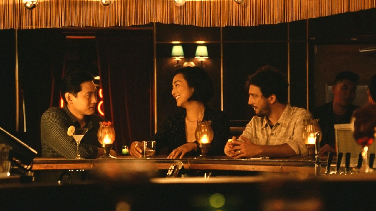 Wer sind diese drei Menschen in einer Bar?