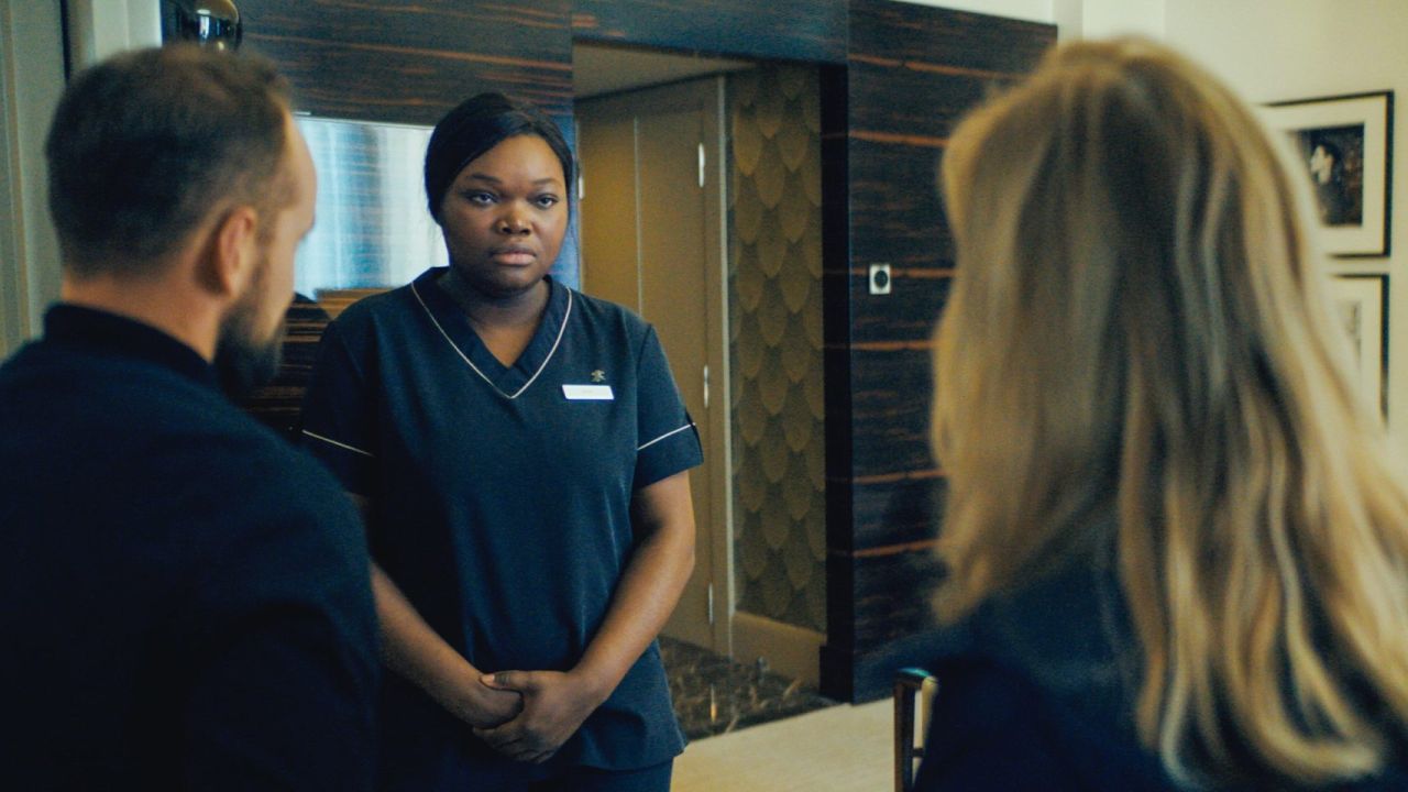 Das Zimmermädchen Alicia Mady („Saint Omer“-Star Guslagie Malanda) erweist sich als eine der wichtigsten Zeuginnen im Fall 137.