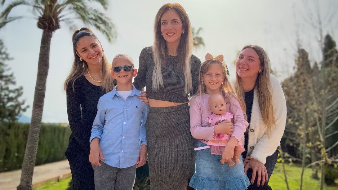 Büchner mit einigen ihrer Kinder. Bald gibt es sie im TV zu sehen. 