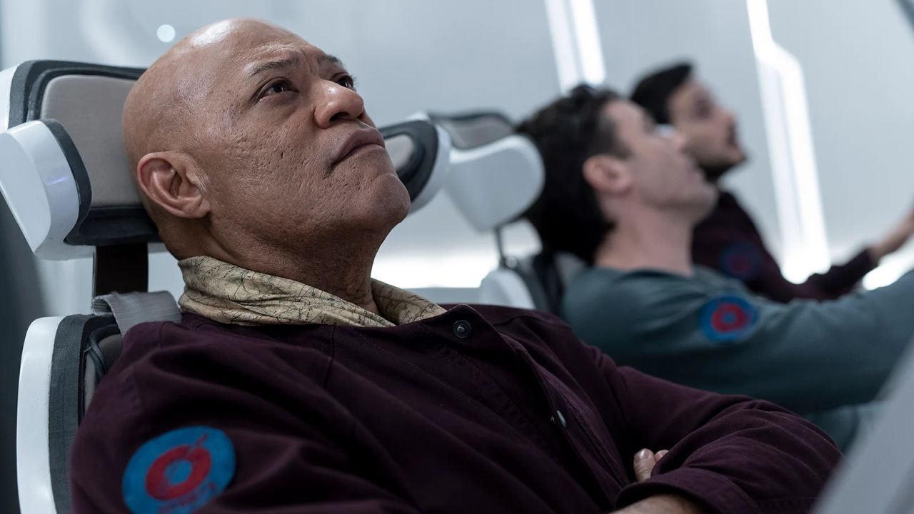 Laurence Fishburne nimmt die mögliche Katastrophe als autoritärer Captain Franks erstaunlich gelassen hin.