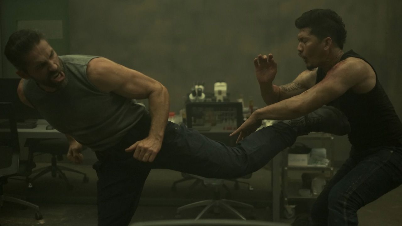 Scott Adkins und Iko Uwais prügeln sich in