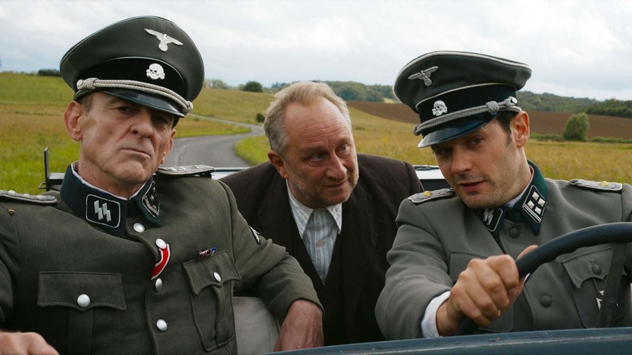 „Ach, Herr Offizier. Ich bin übrigens Jude!“ – sein gefährliches Halbwissen bringt Jean Chevalin (Benoît Poelvoorde) immer wieder aufs Neue in die Bredouille. 