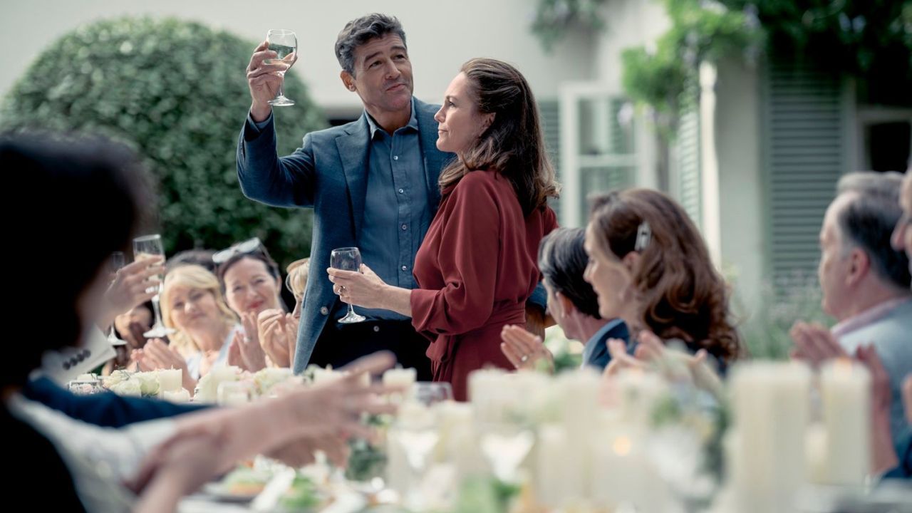 Literaturprofessorin Ellen (Diane Lane) und ihr Mann Paul (Kyle Chandler) bei einer ihrer Jubiläumsfeiern.