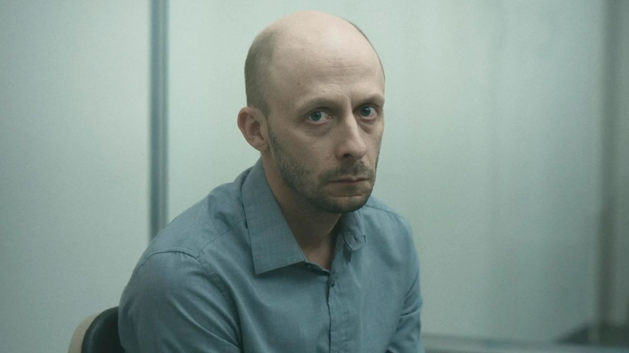 Der unscheinbare Ludovic Chevalier (Maxwell McCabe-Lokos) soll junge Mädchen für ein zahlendes Publikum zu Tode gefoltert haben. 