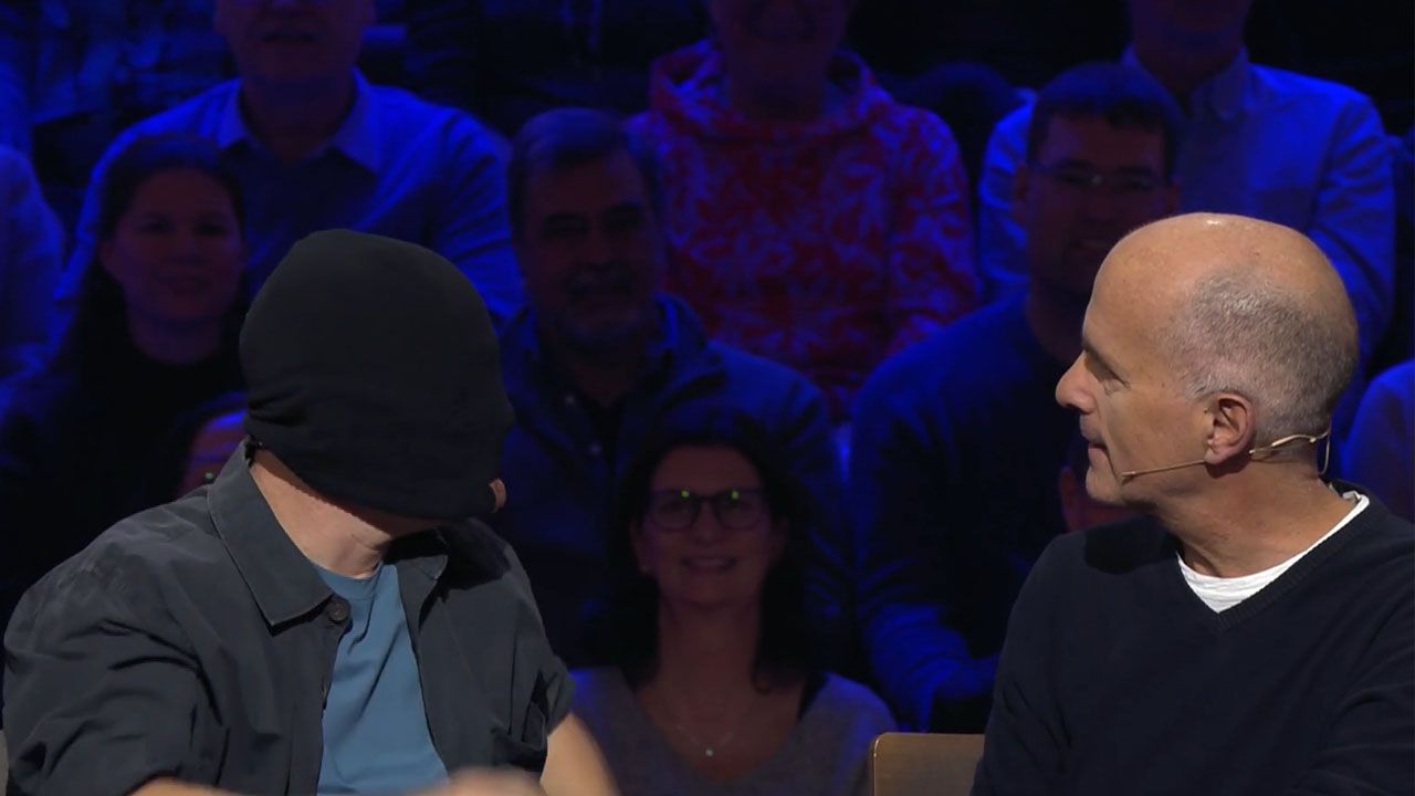 Hoëcker und Herbst machen gemeinsam Witze über Sträters Mütze.