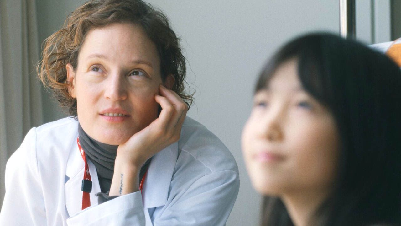 Französin Corry (Vicky Krieps) sieht sich in Japan nicht nur mit leidenden Kindern und kulturellen Unterschieden konfrontiert – sondern bald auch mit einer komplizierten Beziehung.