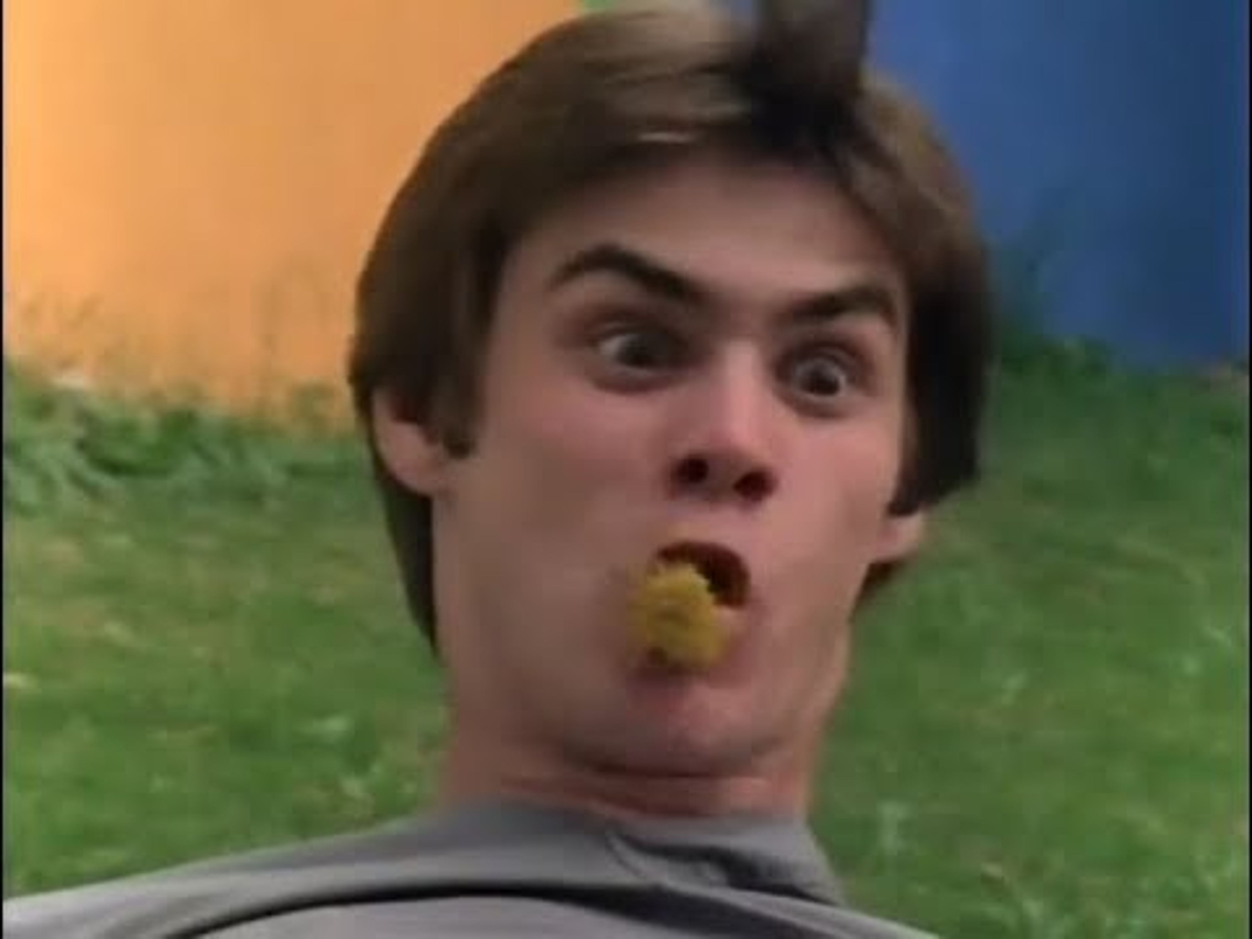 Schon mit 21 Jahren unverkennbar: Jim Carrey in seinem Filmdebüt