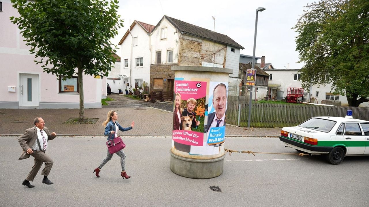 Die Litfaßsäulen-Szene ist eines der Highlights von „Steckerlfischfiasko“.