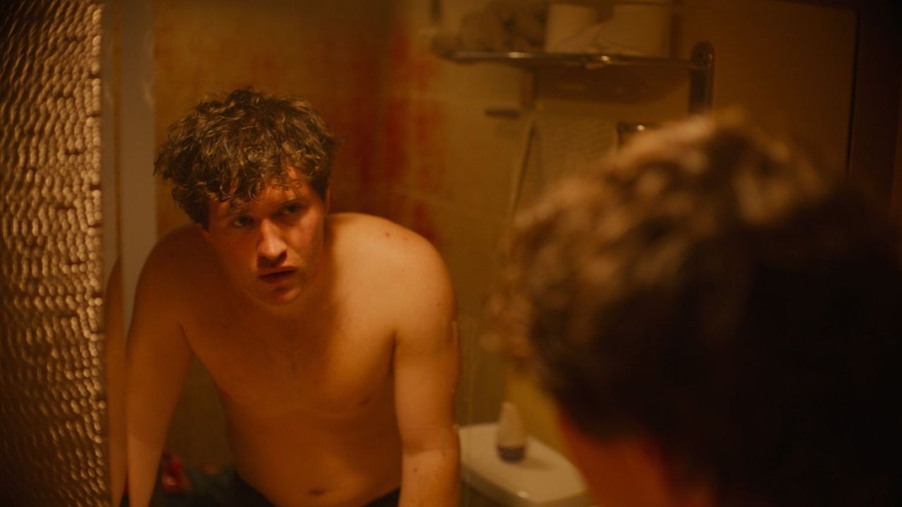 Billy (Rohan Campbell) hört auf die Stimme in seinem Kopf, die ihm jedes Jahr pünktlich zum Adventsbeginn einflüstert, die Axt aus dem Keller zu holen…