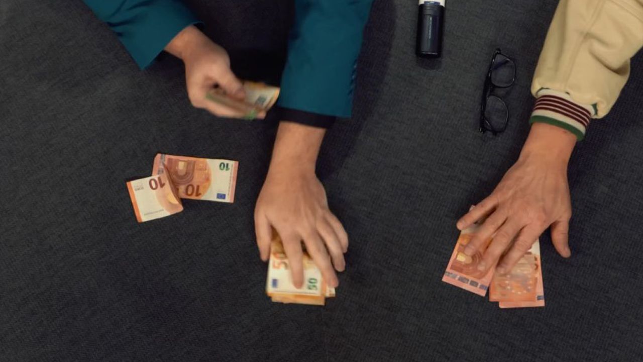 Weil Daniel Meyer nicht den kompletten Wunschpreis zahlen will, springen die übrigen „Bares für Rares“-Händler*innen in die Bresche, um auf 300 Euro aufzurunden. 